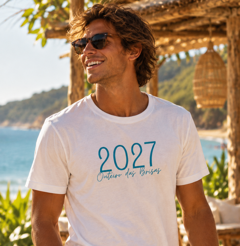 Celebre a chegada de 2027 em um dos destinos mais especiais do litoral baiano.
A Camiseta Outeiro das Brisas 2027 foi criada para transformar a celebração do Ano-Novo em uma lembrança que pode continuar com você depois da virada. A estampa combina o destaque do ano “2027” com a elegância da escrita “Outeiro das Brisas”, formando uma composição minimalista, sofisticada e atemporal.
Ideal para passar o Réveillon no Outeiro das Brisas, reunir a família, celebrar com os amigos ou criar uma identidade especial para o grupo durante as festas de fim de ano. Também é uma ótima recordação para quem vive momentos inesquecíveis no sul da Bahia.