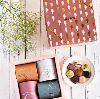 Caixa de presente - 4 latas grandes de bombons
Caixa de presente especial com paredes duplas e fechamento por elástico contendo 4 latas de bombons de gelato com 8 bombons em cada, com sabores a serem definidos.