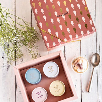 Caixa de presente - 4 latas pequenas de bombons
Caixa de presente especial com paredes duplas e fechamento por elástico contendo 4 latas de bombons de gelato com 4 bombons em cada, com sabores a serem definidos.