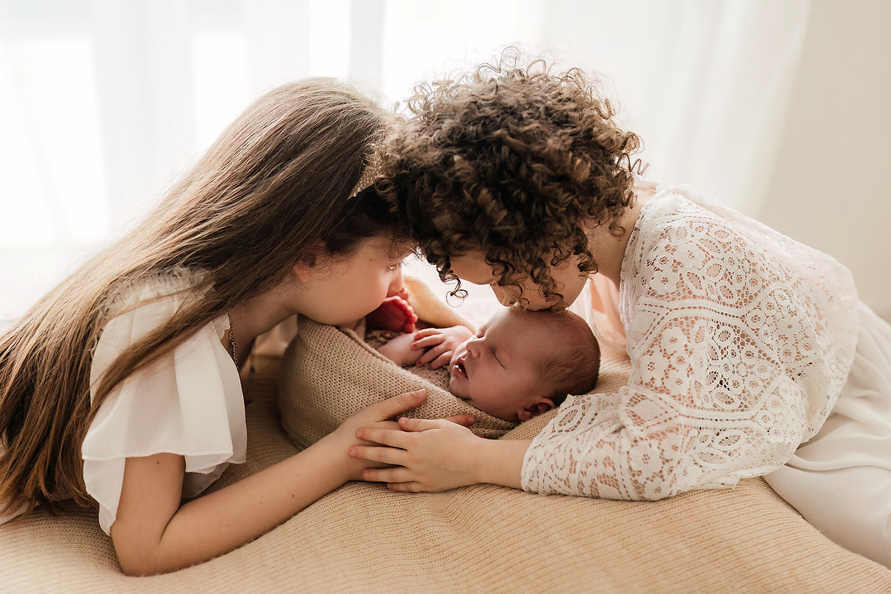 neonato durante un servizio fotografico newborn