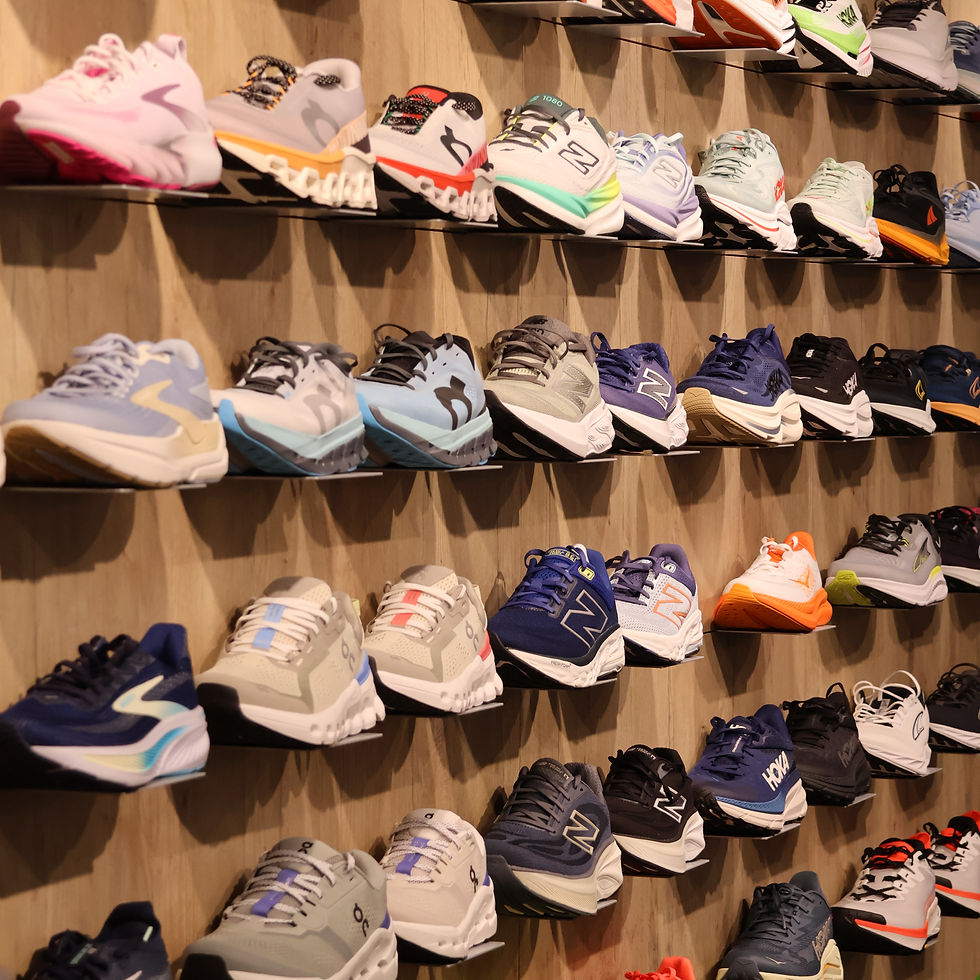 Du suchst ein neuen Laufschuh? Kein Termin Nötig, komm einfach während Öffnungszeiten vorbei.
- 3D Fußscan
- Laufbandanalyse
- Auswahl von 10+ Marken und 50+ Modelle
- Expertenwissen zum Laufen
Profi-Tip: Nimm deine alten Laufschuhe und kurze oder enganliegende Hose mit