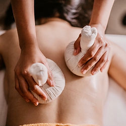 Klient si užívá relaxaci při Royal Thai Herbal Massage s bylinnými obklady