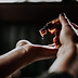 Zklidňující sérum Ground Cosmetics: Luxusní sérum s přírodními ingrediencemi pro hydrataci a regeneraci pleti.
