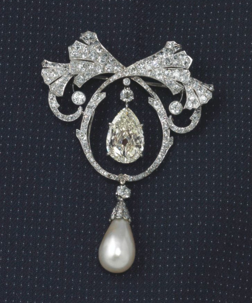 Miniaturbild: Regal Edwardian-Style Diamond Bow Brooch with Yellow Sapphire
