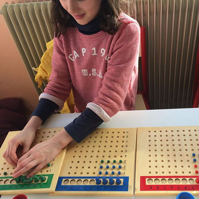 #ecolemontessori #ecoleathena #pedagogiemontessori #enfantsheureux #divisions #mathematics