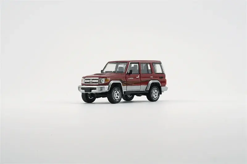 Toyota Land Cruiser LC76 1:64 BMC