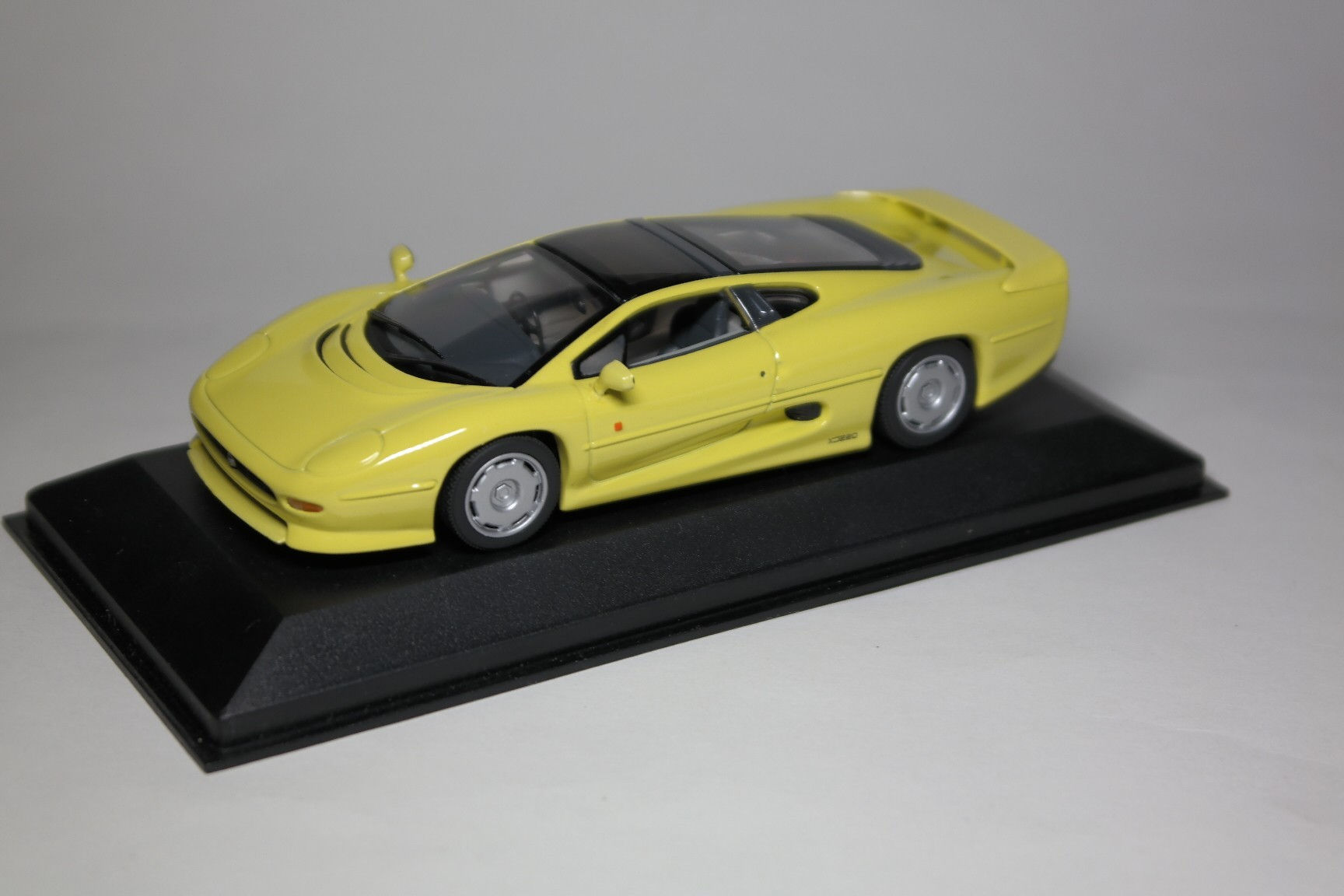 Jaguar XJ220 (Yellow) 1:43 Minichamps
