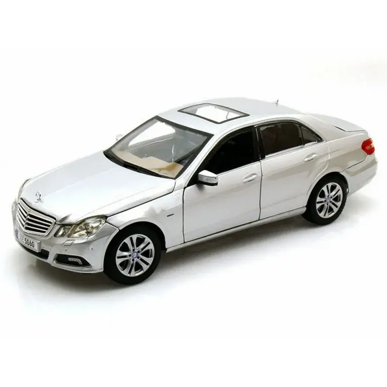 Mercedes-Benz Clase-E  (Gris Metalizado) 1:18 Maisto
