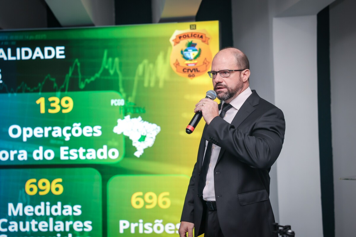 “Depois de 13 anos, Caiado colocou nossa operação aérea em funcionamento”, disse o Delegado-Geral da Polícia Civil, André Ganga, referindo-se à entrega de um helicóptero para a corporação, que começou a operar em dezembro do ano passado. Fotos: Ascom Polícia Militar (PM5); Secom-GO; PCGO