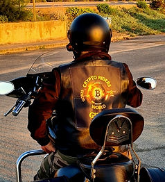 motard cryptoridersworld sur sa moto