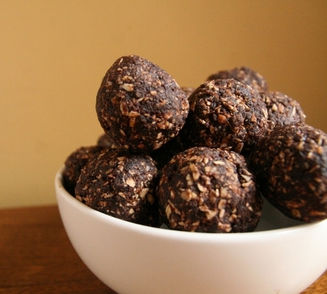 Boules de quinoa au chocolat et aux dattes
