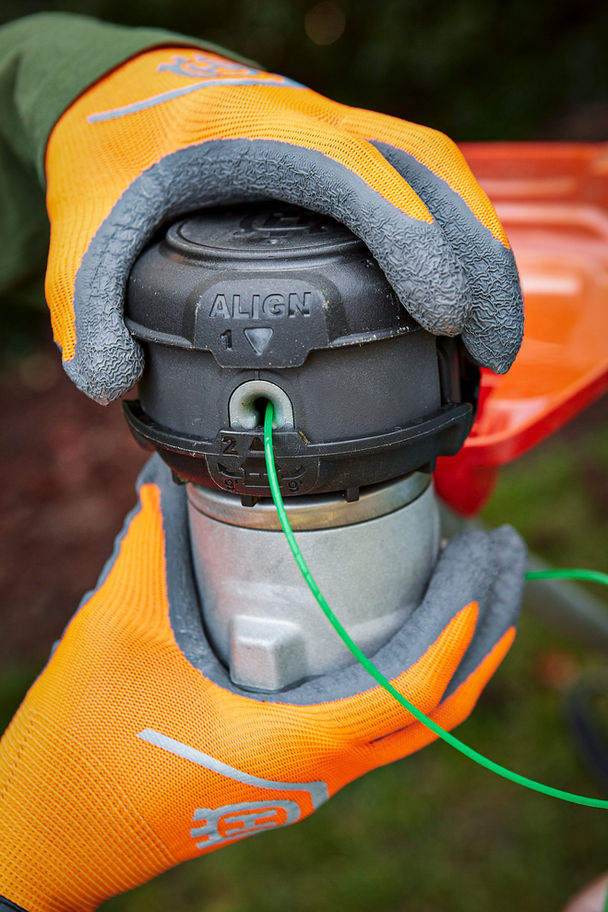 Husqvarna 220iL Battery Powered Grass Trimmer Kit String Feed Head