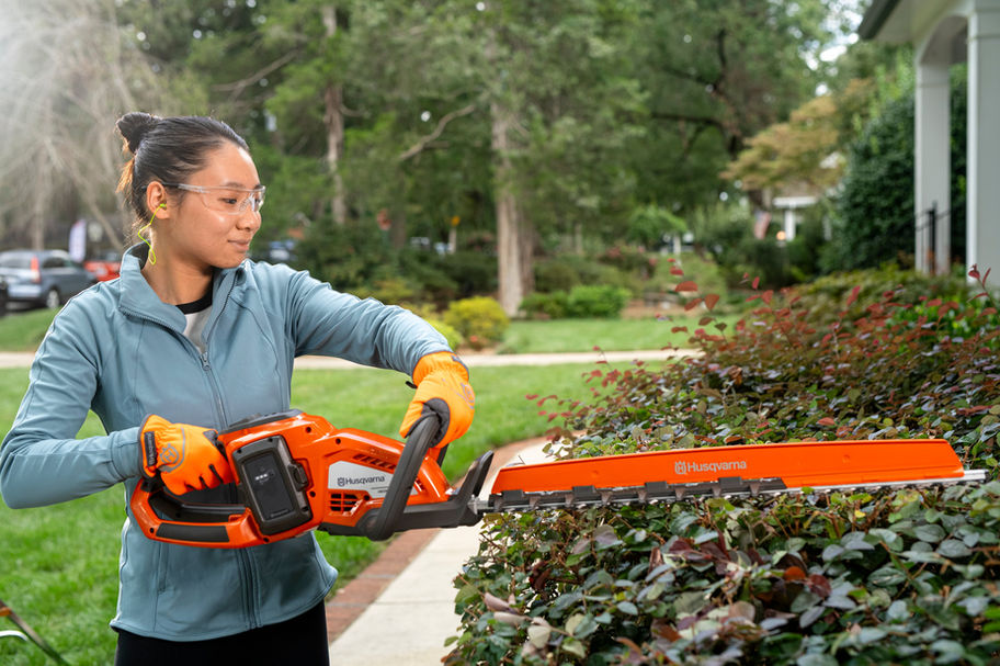 Husqvarna 320iHD60 Hedge Master Battery Powered Hedge Trimmer Kit with Branch Sweeper