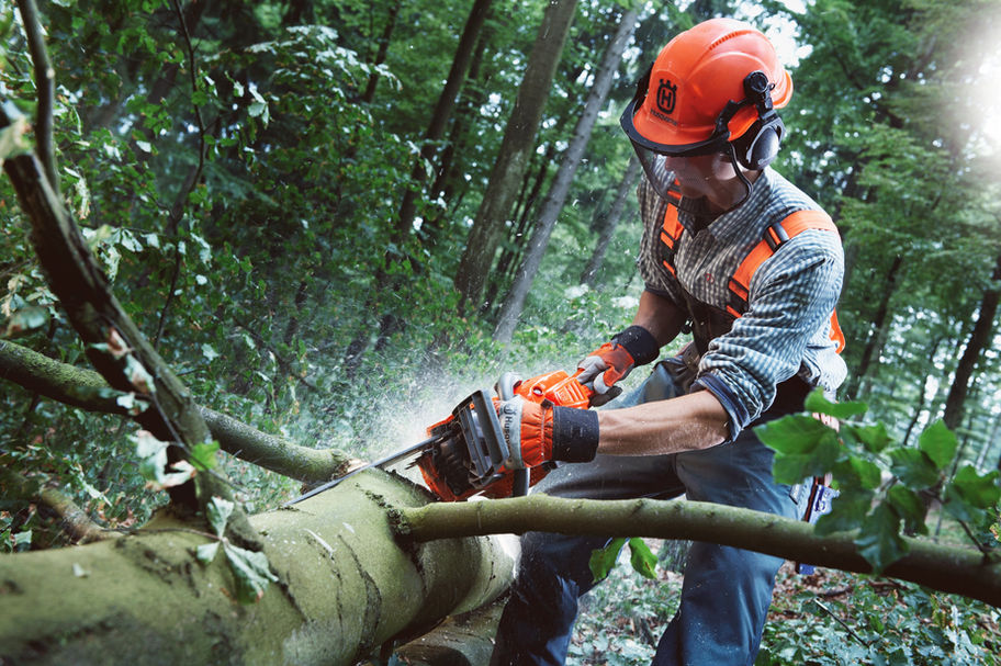 Husqvarna 555 Gas Powered Chainsaw