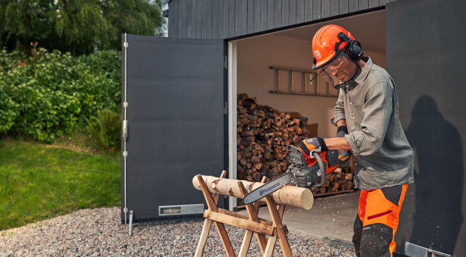 Husqvarna 225i Battery Powered Chainsaw