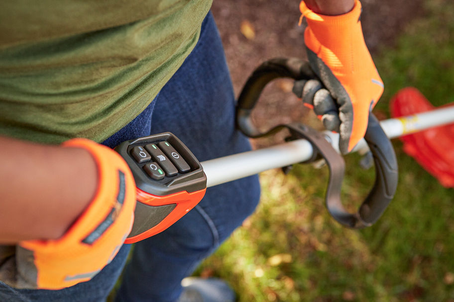 Husqvarna 220iL Battery Powered Grass Trimmer Kit