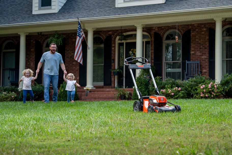 Husqvarna LE-322R Battery Powered Push Mower
