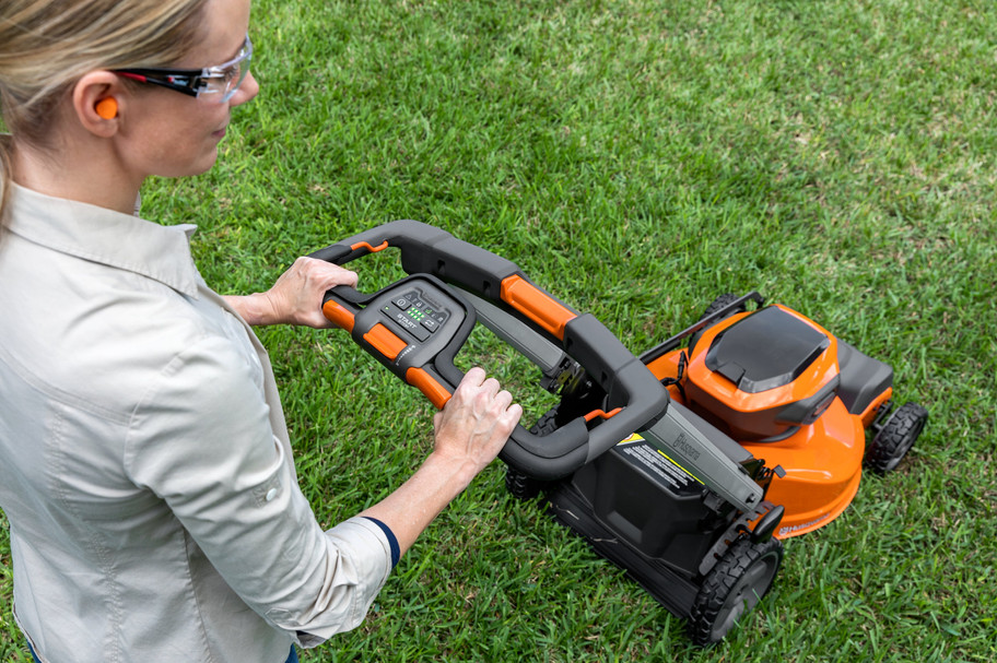 Husqvarna LE-322R Battery Powered Push Mower