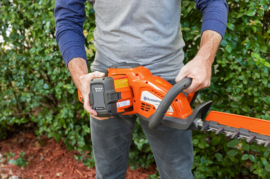 Husqvarna 320iHD60 Hedge Master Battery Powered Hedge Trimmer Kit Battery Installation