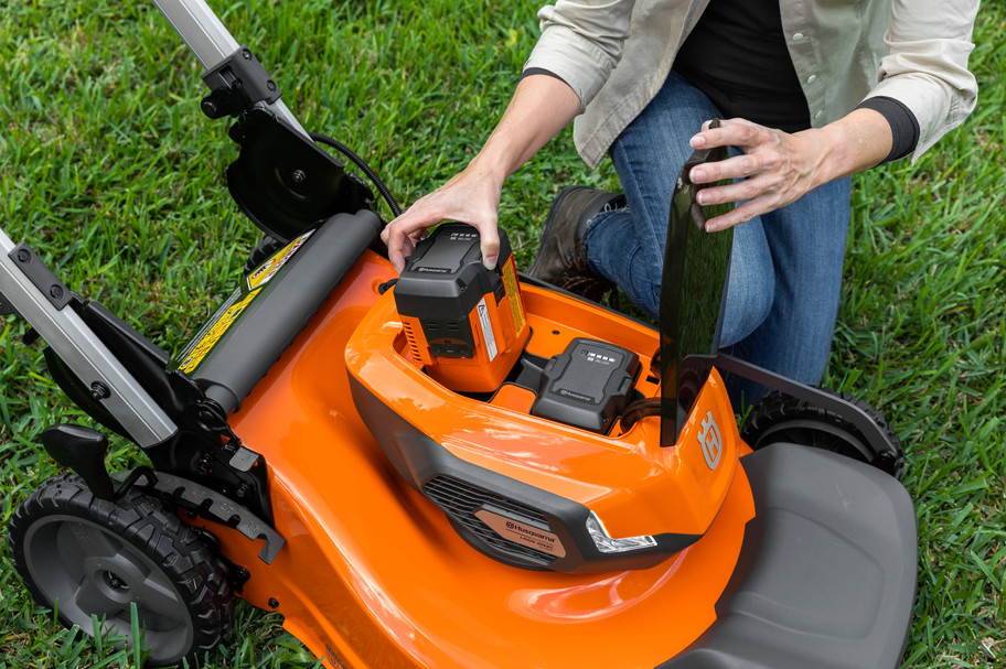 Husqvarna LE-322R Battery Powered Push Mower