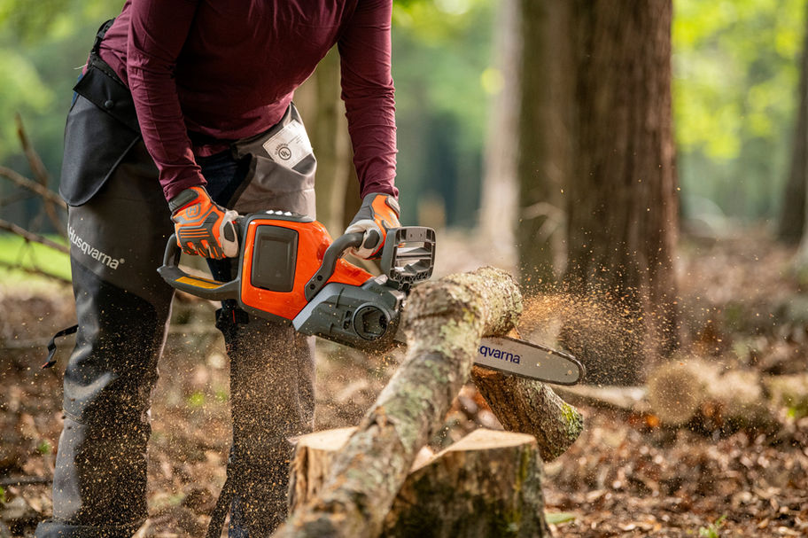 Husqvarna 225i Battery Powered Chainsaw