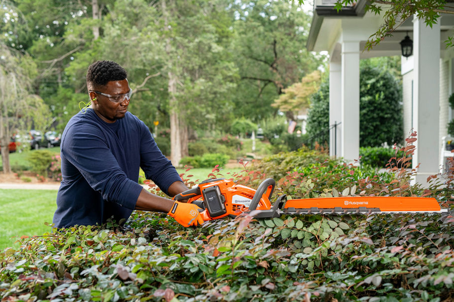 Husqvarna 320iHD60 Hedge Master Battery Powered Hedge Trimmer Kit with Branch Sweeper