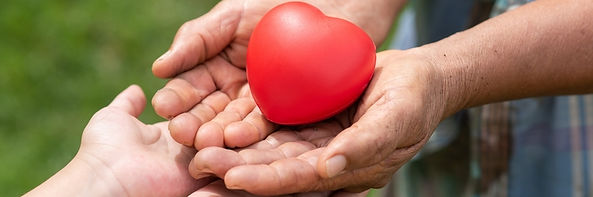 2personas-sosteniendo-corazon-de-goma.jpg
