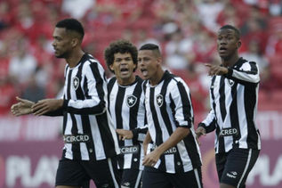 Um turno de Camilo: meia reencontra o Inter e prova importância no time