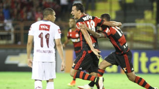 Em clássico polêmico, Flamengo bate Fluminense e volta a colar no Palmeiras