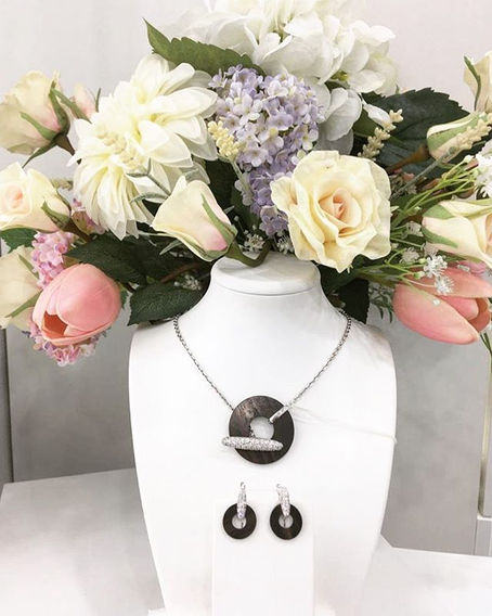 Украшения из дерева Эбен