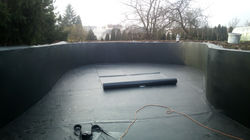 fóliování stěn jezírka