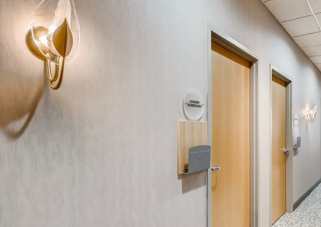 hallway into lobby.jpeg