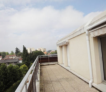 Vue urbaine de la fenêtre