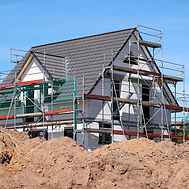 Einfamilienhaus während des Umbaus mit Baugerüst – Vorbereitung für energetische Sanierung und moderne Heizsysteme