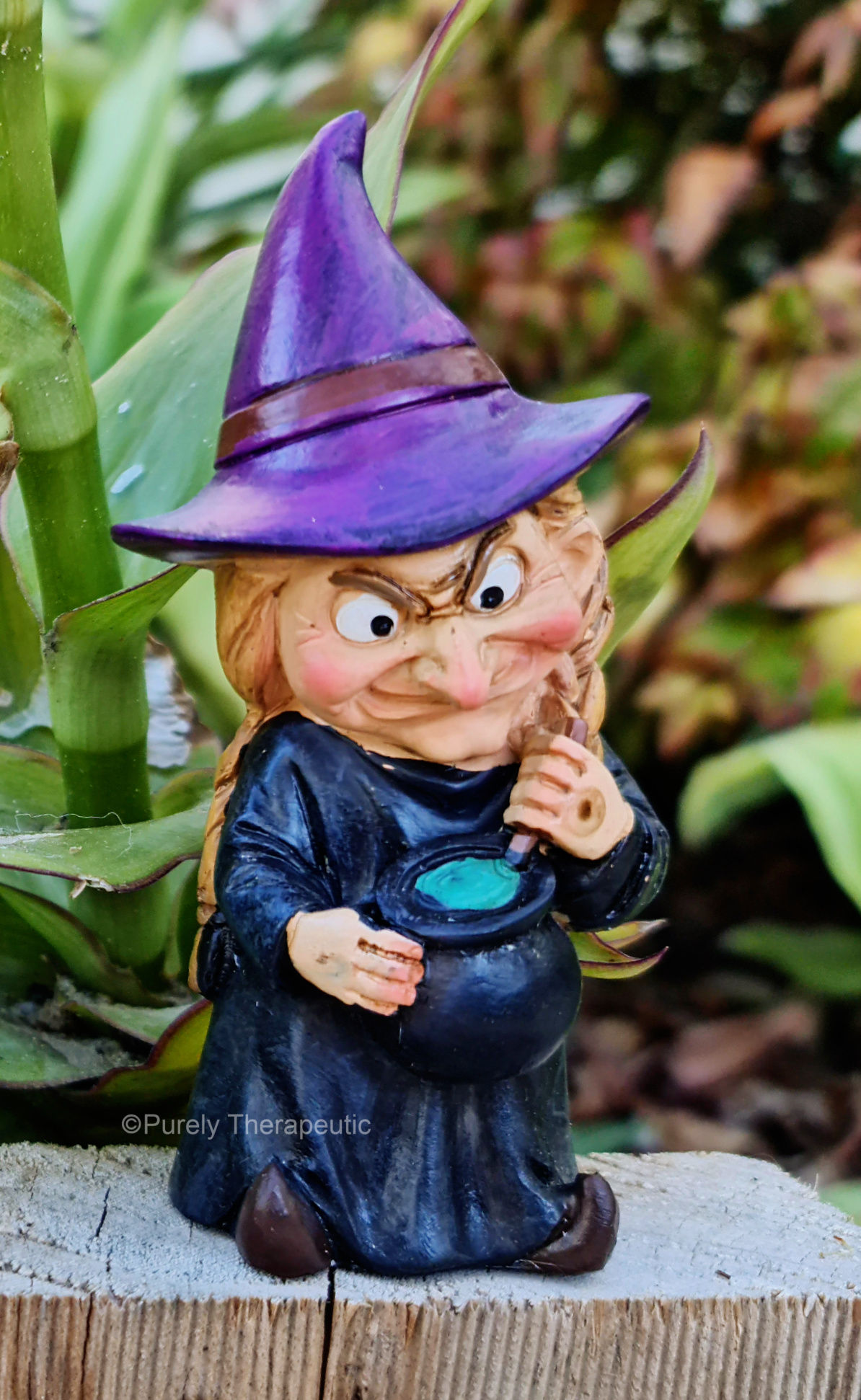 Witch_with_Cauldron_Figurine