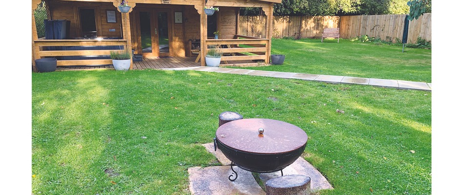 Crafter's Retreat with its kadai and secluded 1/3 acre garden