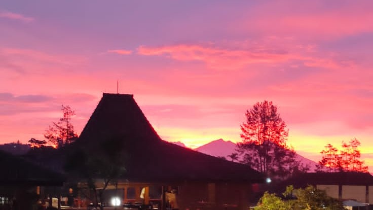 8 Wisata Puncak Bogor Kekinian yang Wajib Kamu Kunjungi — inspirasi dari Villa Bango di Cilember, Puncak