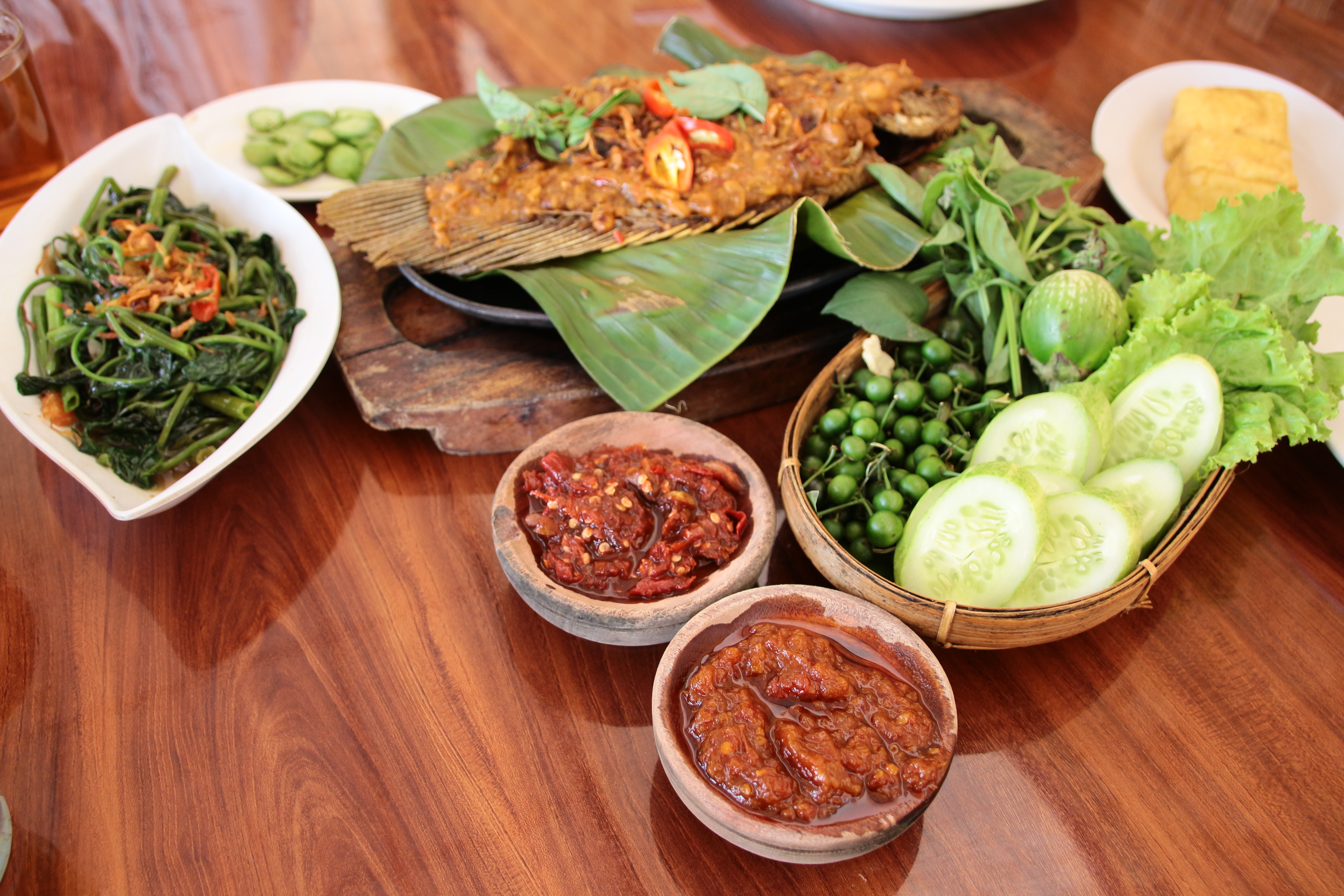 Warung Nasi Alam Sunda, Kuliner Khas Sunda Terbaik di Puncak — inspirasi dari Villa Bango di Cilember, Puncak