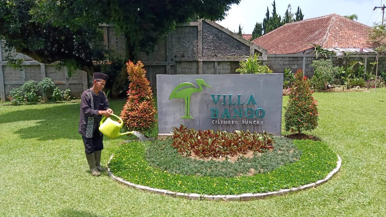 Kenal Lebih Dekat dengan Pak Ujang, Pahlawan Villa Bango — inspirasi dari Villa Bango di Cilember, Puncak