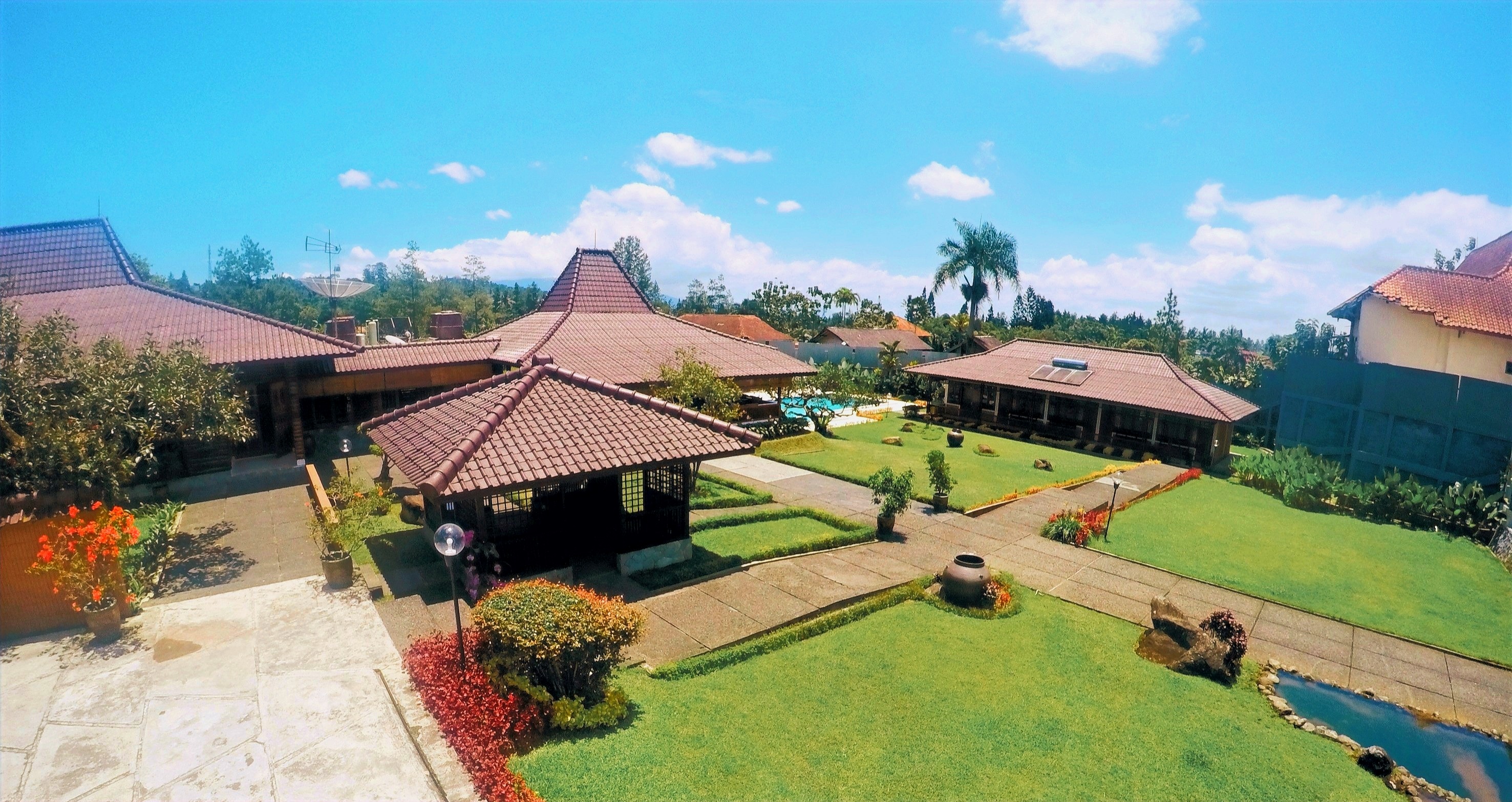 Ini Dia Villa Private yang Cocok Untuk Staycation Keluarga Besar — inspirasi dari Villa Bango di Cilember, Puncak
