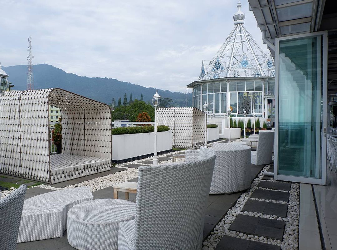 Punya Hobi Nge-feeds di Instagram? Kunjungi Nicole’s Kitchen & Lounge Cipanas! — inspirasi dari Villa Bango di Cilember, Puncak