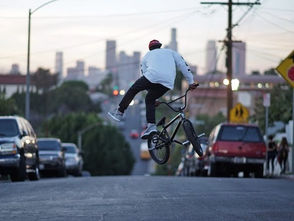 Invita Gladyz Butanda a concurso de fotografía “Ciudad en Dos Ruedas”