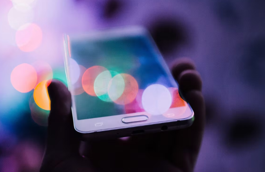 South Korea has officially repealed the "Cellphone Subsidy Law" (DanTongBeop) after 10 years of implementation. The law, which had capped subsidies offered by telecom companies for mobile devices, was originally introduced to curb unfair competition and reduce disparities between consumers. On December 26, the National Assembly passed a bill to abolish the law, removing the restrictions on publicly disclosed subsidies and additional support payments.