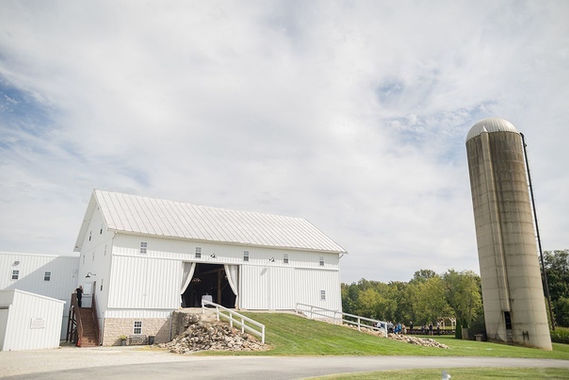 white barn wedding venue in Tiffin Ohio