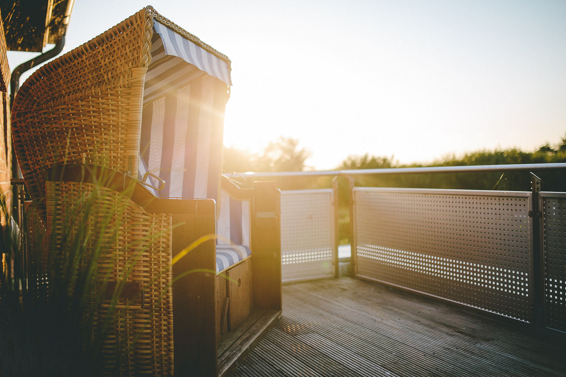 Terasse_Sauna_Duschhaus_Sonnenuntergang_Nordseecamping_zum_Seehund
