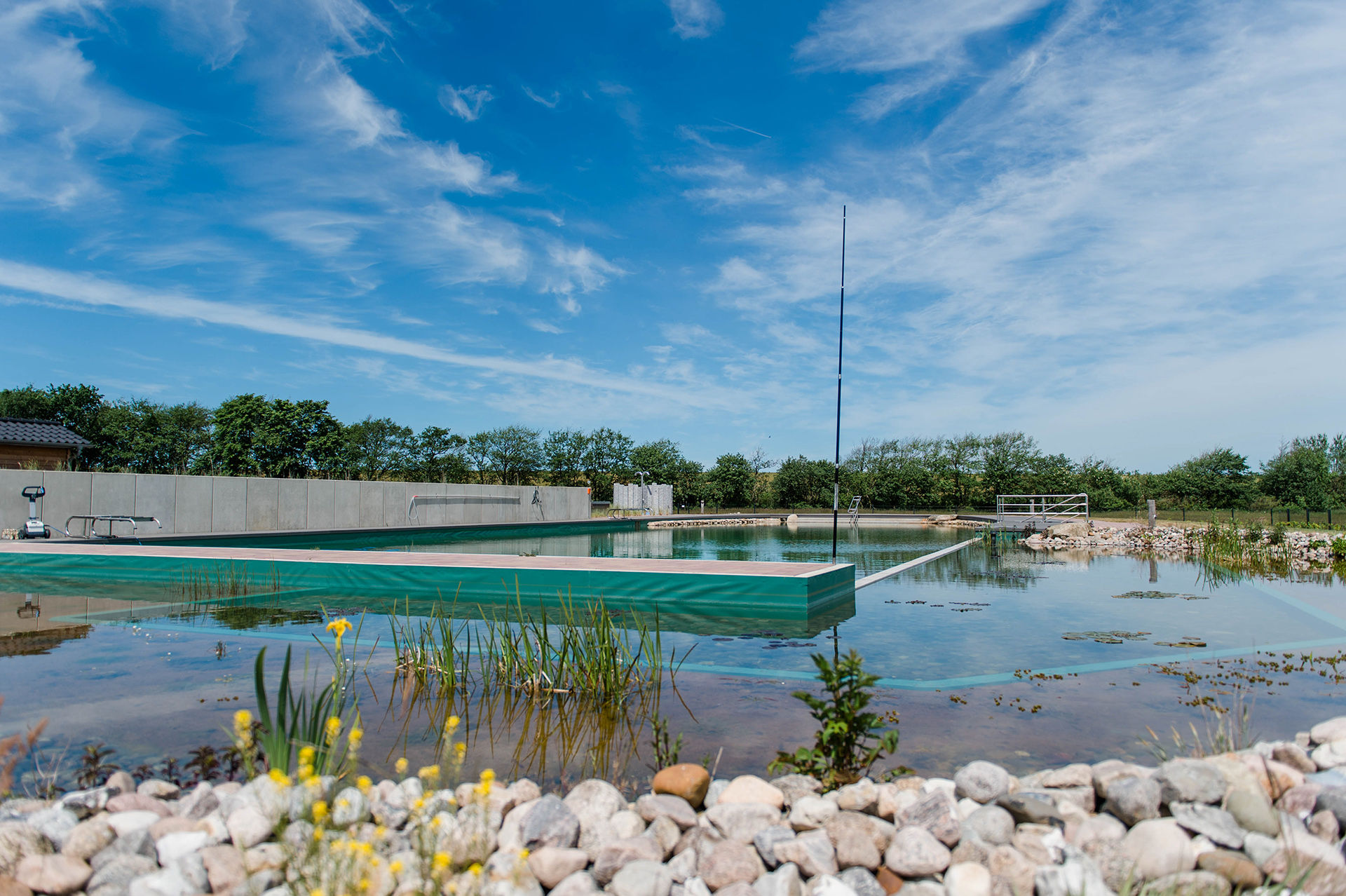 Naturschwimmteich_baden_campingplatz_Nordseecamping_zum_Seehund