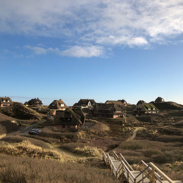 Sylt-Dorf-Haeuser-Nordseecamping-zum-Seehund