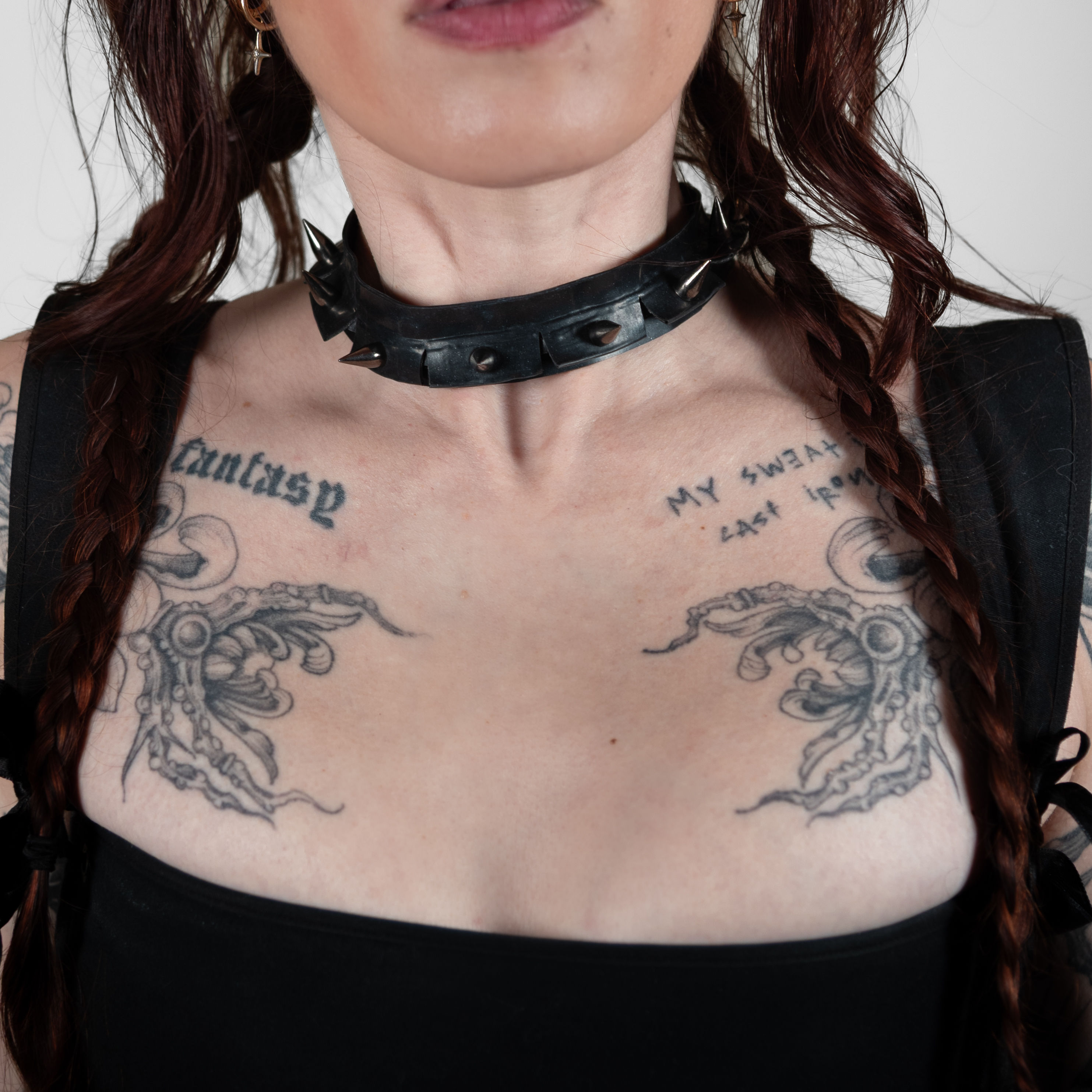 latex ruffle choker - black spike