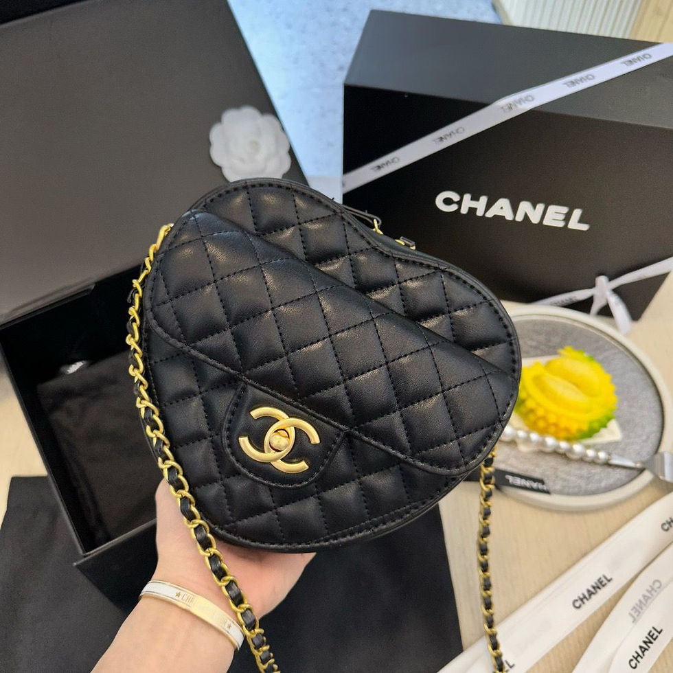 תמונה ממוזערת: Chanel heart bag