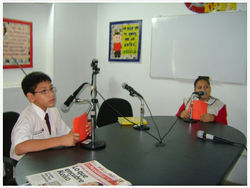 NIÑOS DIRECTORES GRABANDO.